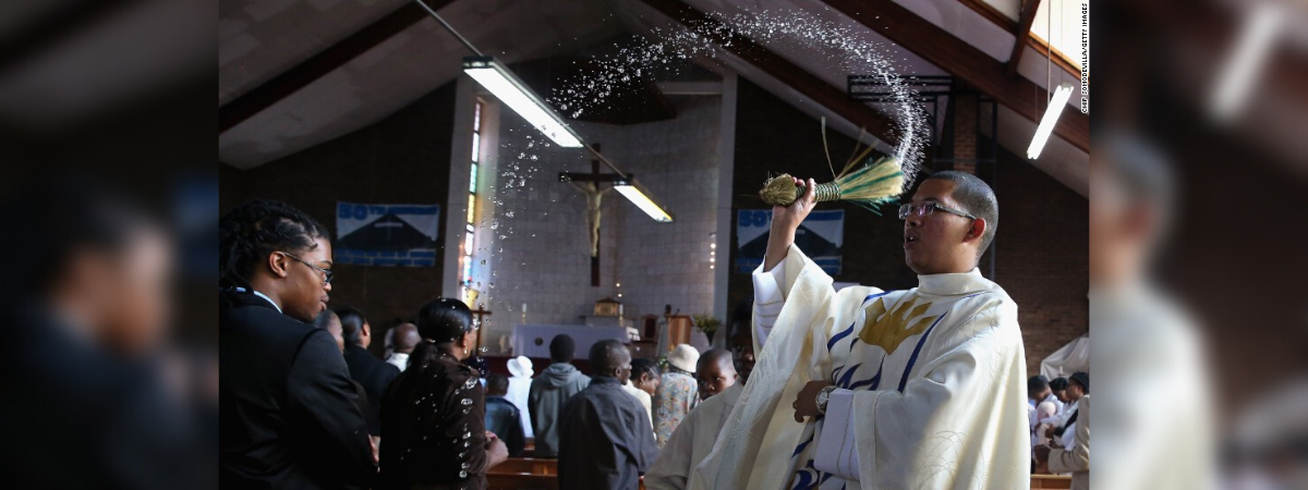 sacerdote usando agua bendita