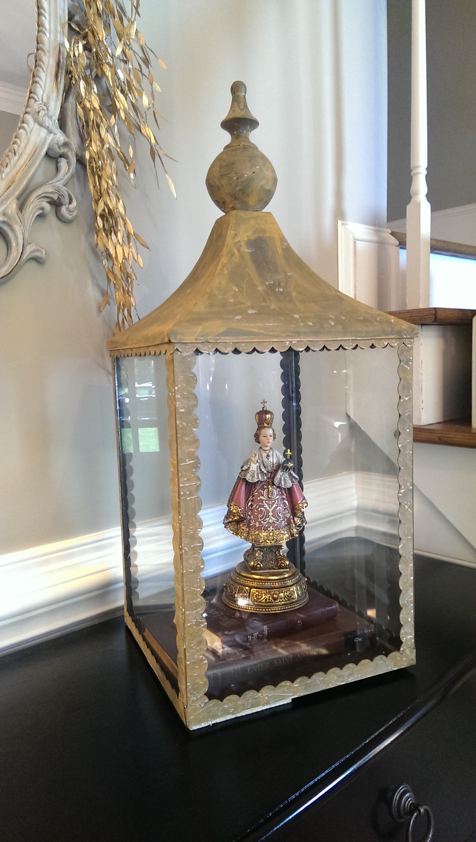 A neat way to display devotion to the Infant of Prague