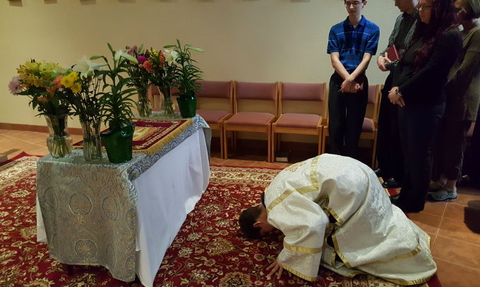 Venerating the Burial Shroud