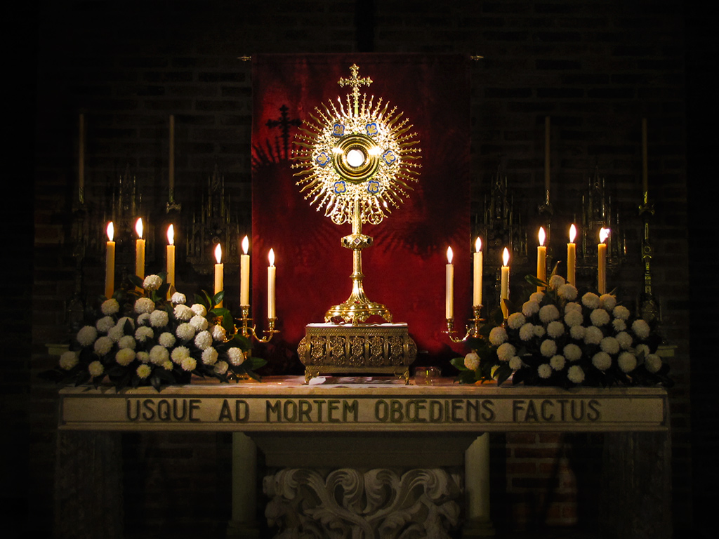 blessed-sacrament-mostrance-corpus-christi