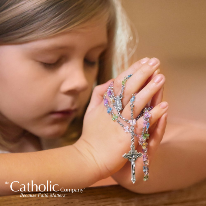 girl praying rosary